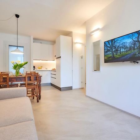 Sisters' House Apartment วาเรนนา ภายนอก รูปภาพ